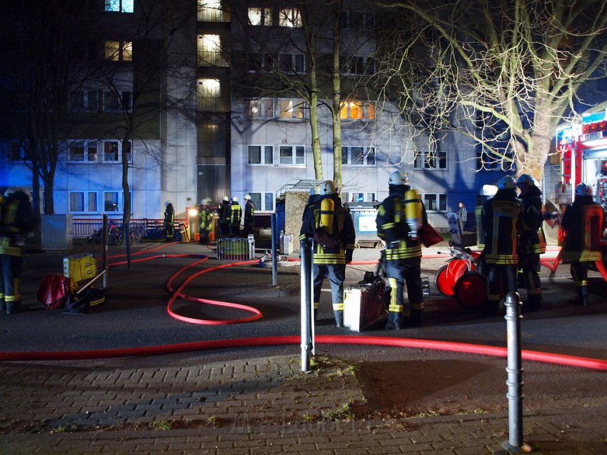 Feuer 3 Kellerbrand Koeln Ostheim Gernsheimerstr P02.JPG